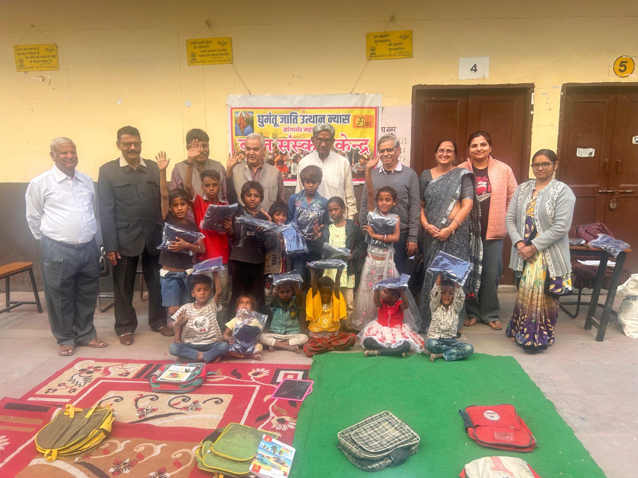 You are currently viewing बाल संस्कार केन्द्रों पर स्वेटर वितरण कार्यक्रम,                                                                                                                बच्चों के चेहरों पर झलकी मुस्कान